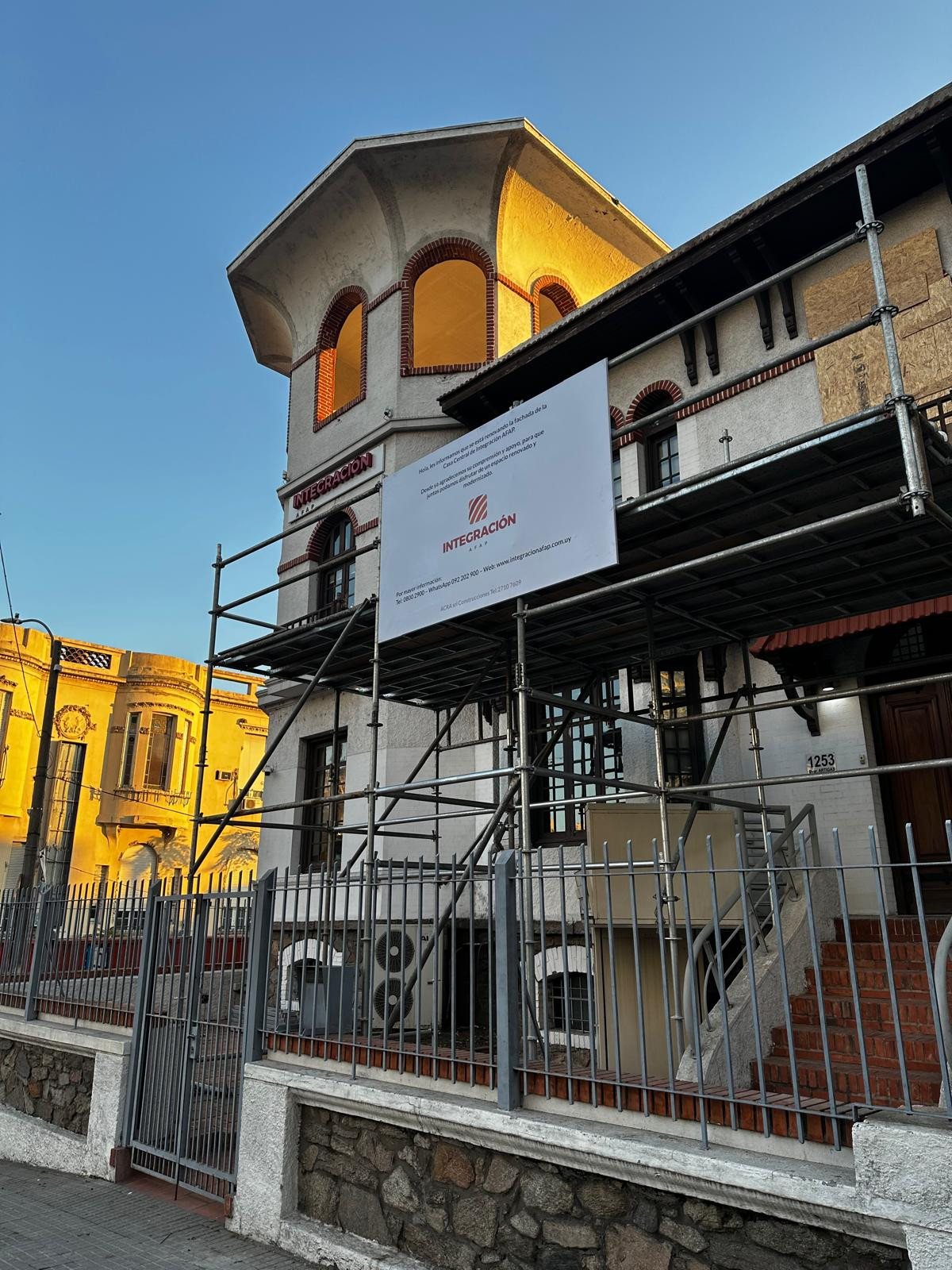 Fachada de la Casa Central de Integración AFAP en Bulevar Artigas, en restauración