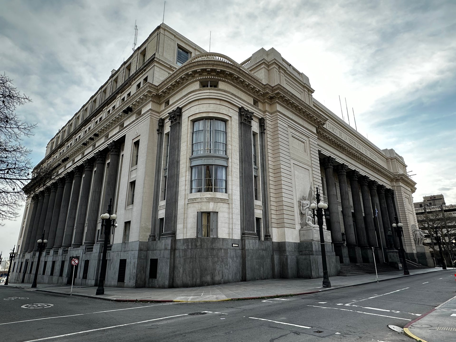 Edificio Casa Matriz del Banco República, monumento histórico restaurado por ACRA en la Ciudad Vieja de Montevideo