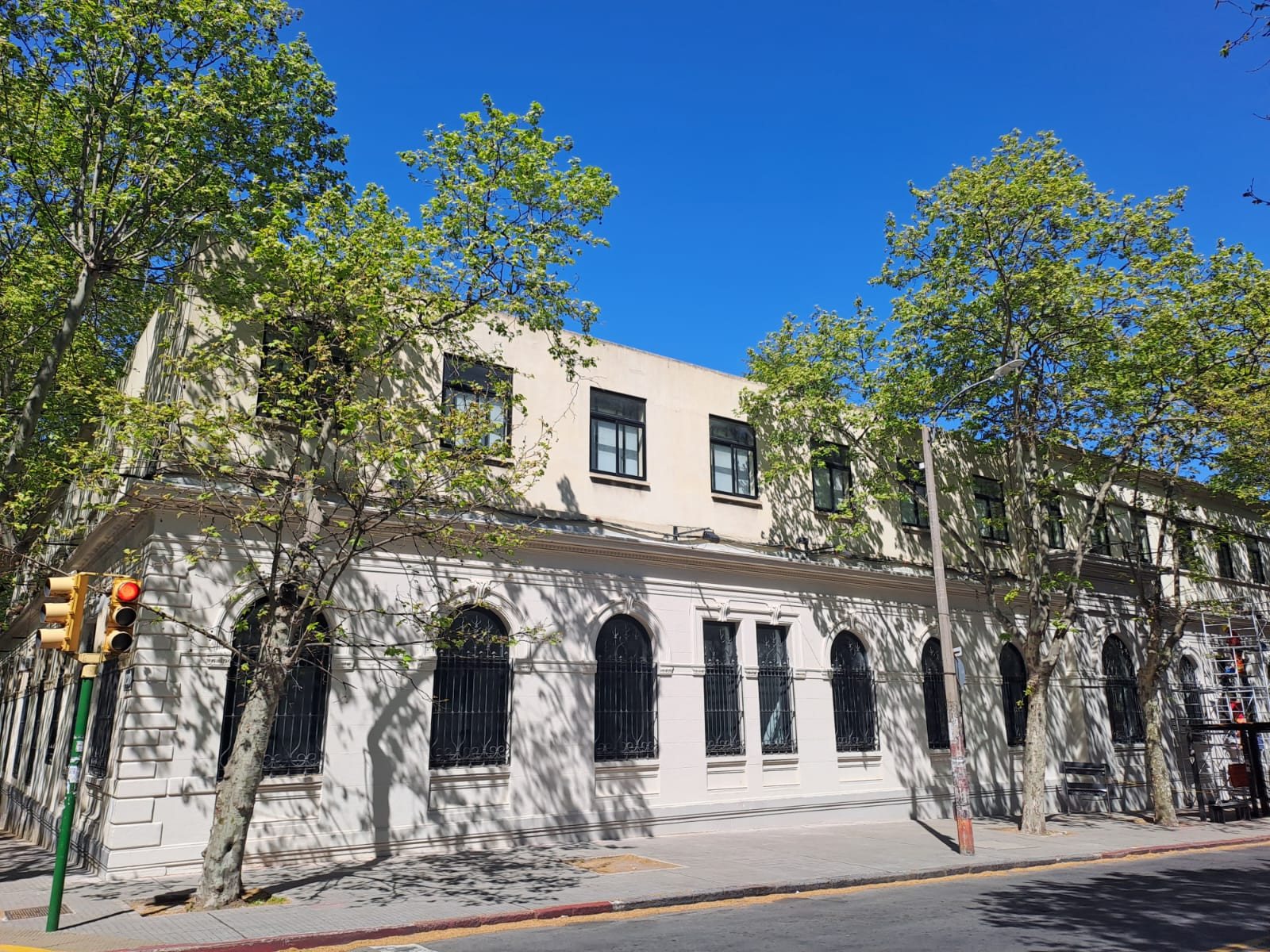 Fachada restaurada de la Facultad de Ciencias Económicas y de Administración de la UdelaR