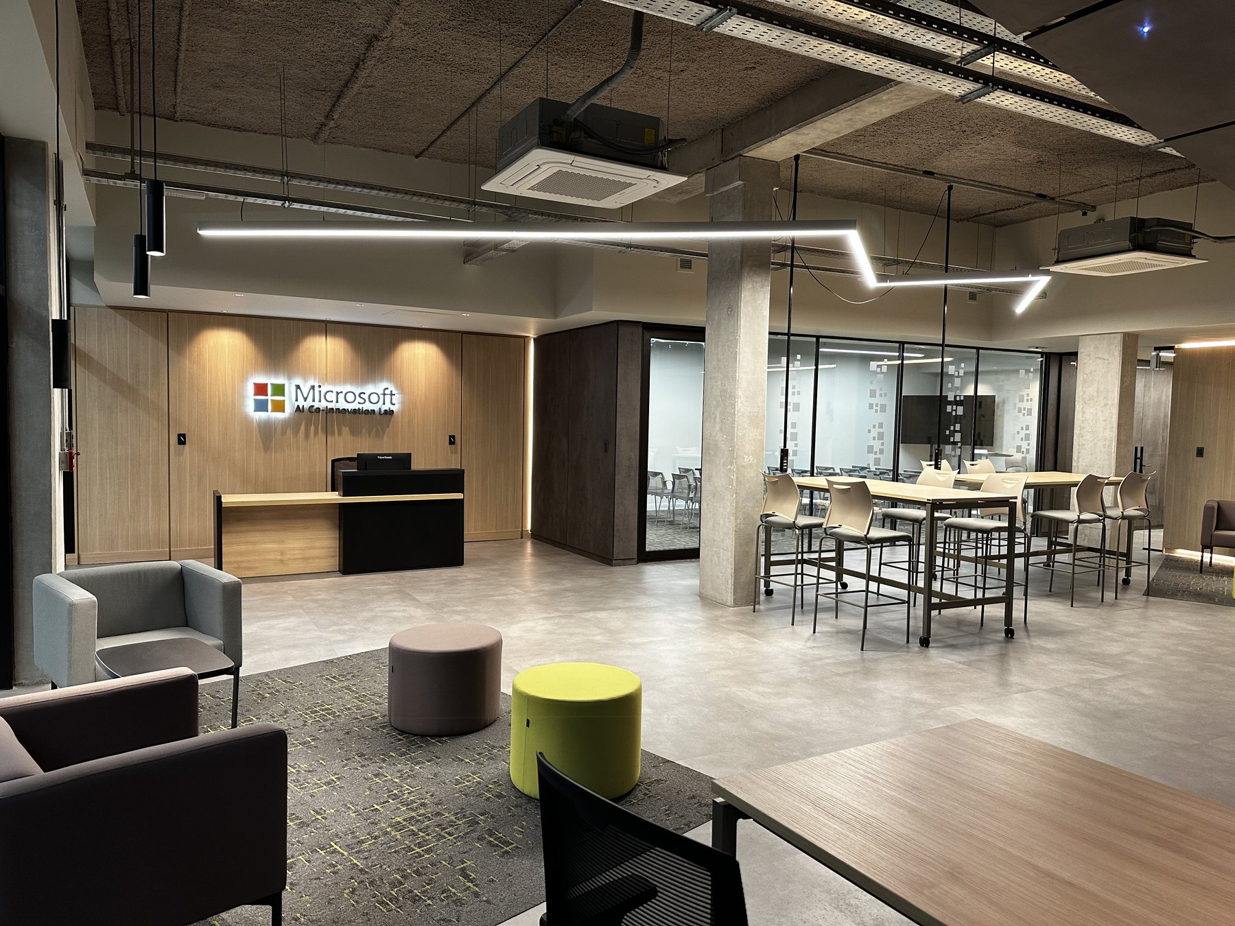 Recepción del Microsoft AI Co-Innovation Lab en el Parque Tecnológico del LATU, construido por ACRA